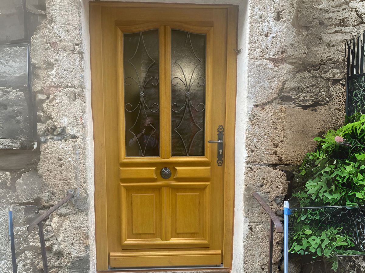 Porte d'entrée bois sur mesure Hérault