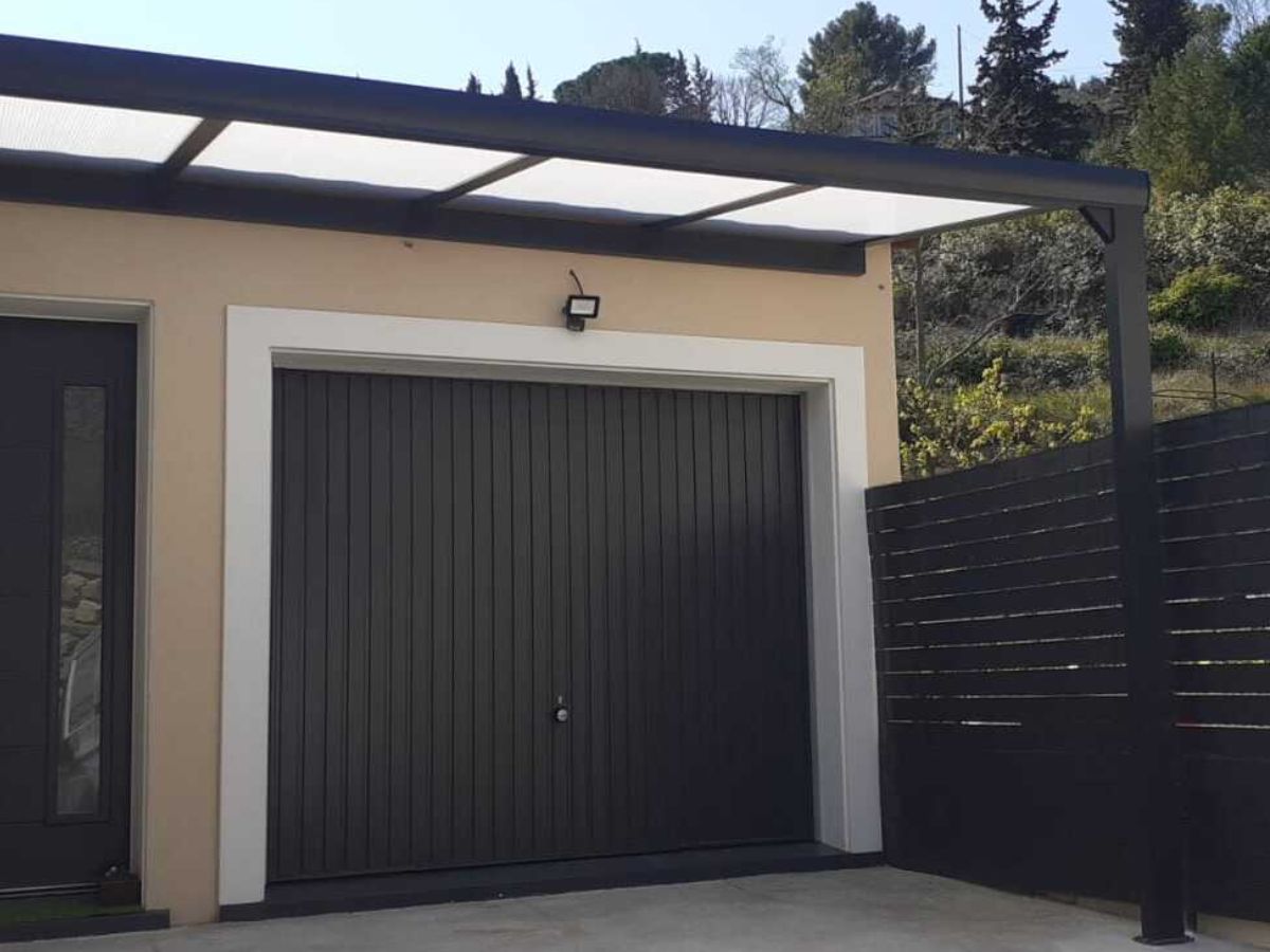 Portes de garage dans l'Hérault - Expert Menuiserie