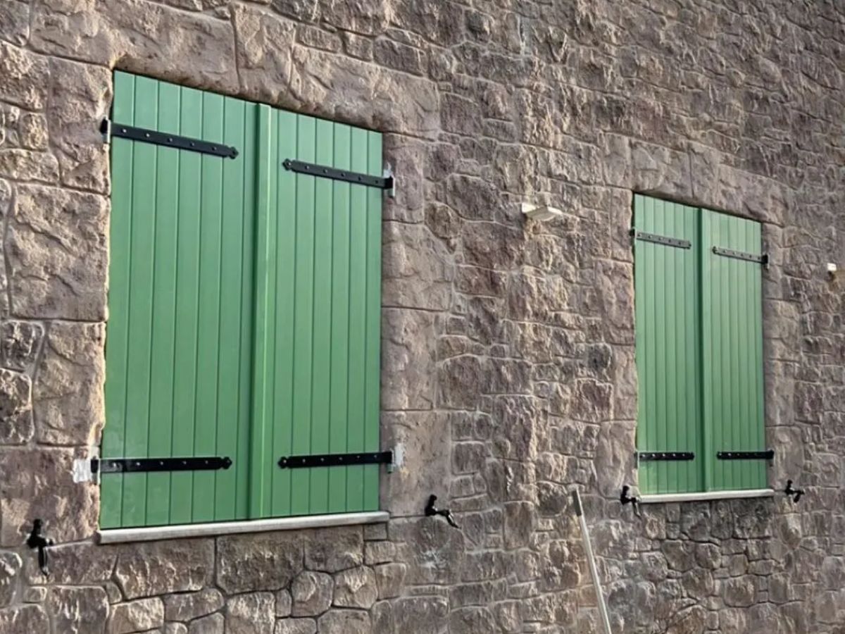 Volet battant dans l'Hérault
